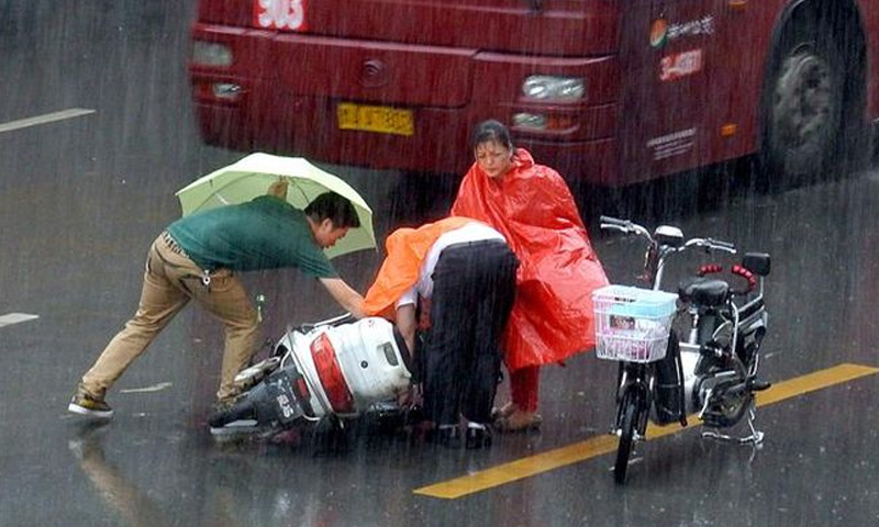 電動車騎行不開燈易釀事故：法律無規定，交警定責時考慮“黑燈”因素合理嗎？